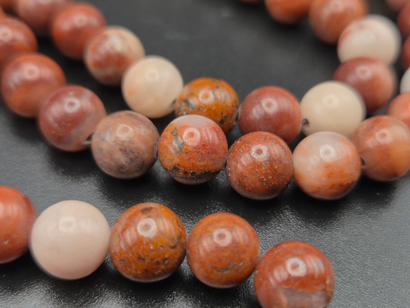 Handgefertigte Mala aus Jaspis mit natürlicher, erdiger Farbstruktur